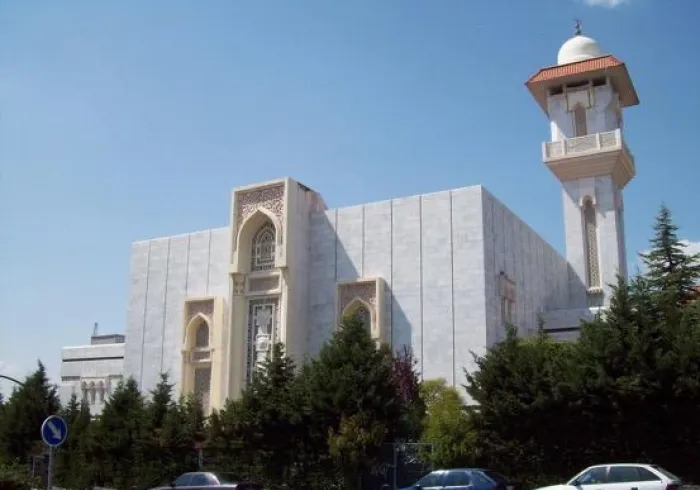 La LIM en partenariat avec le Centre culturel islamique de Madrid a fait don de 6 000 masques et de 1 000 blouses chirurgicales à l'hôpital de Santa Barbara de Soria.