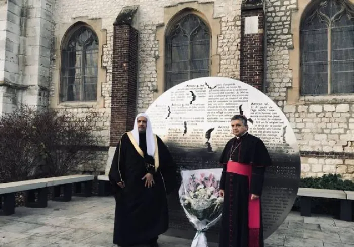 En France, l'année dernière, Mohammad Alissa a rendu hommage au père Jacques Hamel, et a déposé une gerbe de fleurs à l'église de Saint Étienne Du Rouvray. "La religion ne doit en aucun cas être utilisée à des fins politiques." 