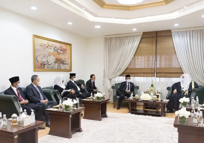 Le SG Mohammad Alissa reçoit le Ministre indonésien de coordination des affaires politiques juridiques sécuritaires M. Mohamed Mahfoud avec sa délégation qui a loué les efforts du SG pour la diffusion de la modération religieuse dans les sociétés musulmanes et dans le monde.