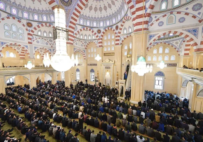 La prière du Vendredi dans la grande mosquée de Grozny