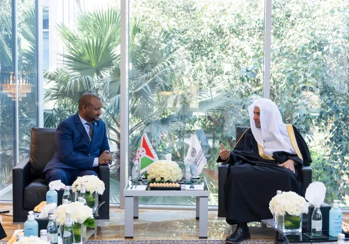 Mohammad Alissa a reçu M. Nahayu Jack l’Ambassadeur de la République du Burundi au Royaume d’Arabie Saoudite. Il a salué les efforts de la LIM pour promouvoir les vraies valeurs de l’Islam ainsi que l’amitié entre les peuples.