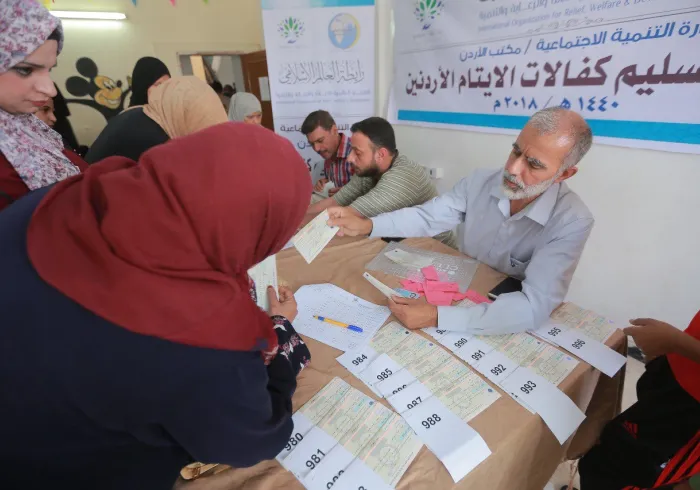 رابطة العالم الإسلامي⁩ تواصل برنامجها العالمي لرعاية الأيتام.. وتسلم مخصصات 11500 يتيمٍ ويتيمة بالمملكة الأردنية الهاشمية، في 11 محافظة ومركزاً، بحضور وإشراف الجهات ذات العلاقة في الحكومة الأردنية