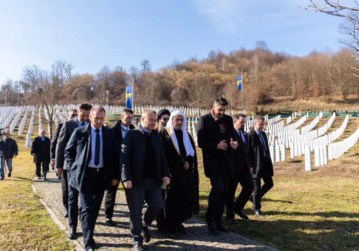 Dans le cadre de la tournée mondiale de soutien aux victimes de massacre: Mohammad Alissa dirige une délégation musulmane  comprenant aussi des responsables des différentes religions afin de rendre hommage aux victimes musulmanes du massacre de “Srebrenica”.