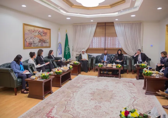 Le Secrétaire Général de la Ligue Islamique Mondiale, D. Mohamed Al-Issa durant un entretien prolongé avec une délégation de l’Institut américain pour la protection des démocraties.