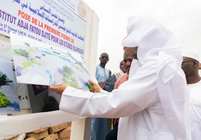 عزت مآب شیخ ڈاکٹر محمد العیسی سینیگال کے شہر ، تھیس میں العافیہ کلینک اور عربی واسلامی علوم مرکز منصوبے کا سنگِ بنیاد رکھ رہے ہیں۔