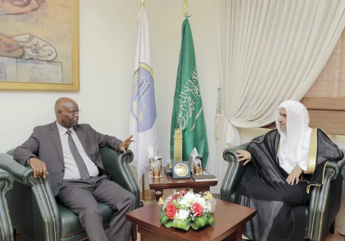Le Secrétaire Général de la Ligue Islamique Mondiale, Cheikh Mohamed Al-Issa recevant l’Ambassadeur du Burundi auprès du Royaume Mr. Issa Moussa pour un entretien portant sur des centres d’intérêt commun.