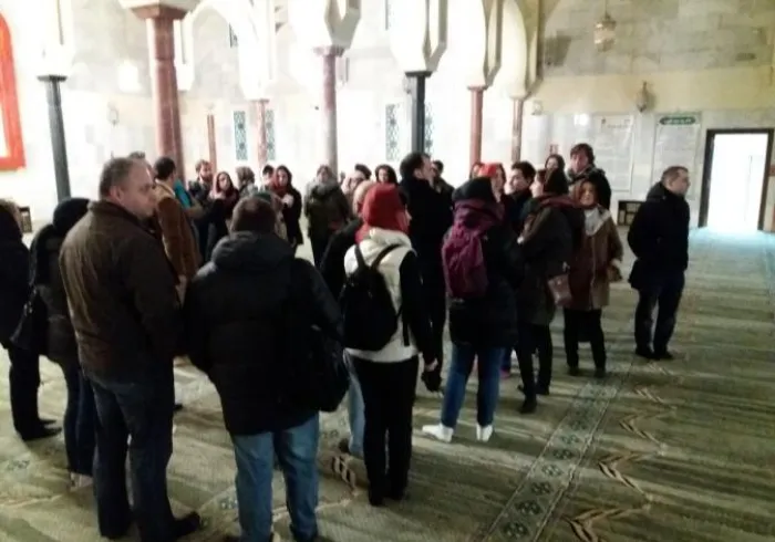 Grand nombre de penseurs et de journalistes en Espagne visitent le Centre Culturel Islamique de Madrid, que la LIM supervise; ils ont eu une présentation détaillée du rôle du Centre dans les relations intercivilisationnelles et de la justice dans l’Islam
