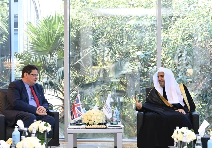 Cheikh Mohammad Alissa a rencontré l’Ambassadeur du Royaume-Uni auprès du Royaume d’Arabie saoudite, M. Neil Crompton afin de traiter d’un certain nombre de questions d’intérêt commun.