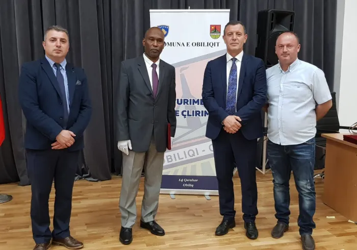 كوسوو  کے ضلع کاسٹریوٹ کے سربراہ رابطہ عالم اسلامی کو کرونا کی روک تھام کے لئے اس کی کوششوں کے اعتراف میں اعزاز  دے رہے ہیں