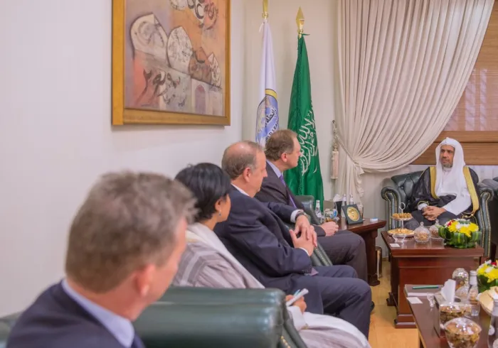 Le Secrétaire Général de la Ligue Islamique Mondiale recevant l’Ambassadeur du Canada et celui dAustralie auprès du Royaume pour une rencontre qui a porté sur des sujets d’intérêt commun.