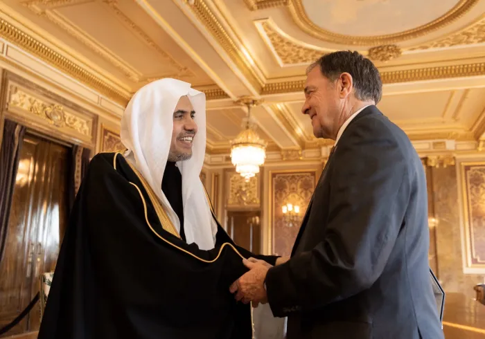 D.Mohammad Alissa a reçu une invitation officielle pour visiter l’Etat de Utah où il a rencontré son gouverneur M. Gary Robert pour traiter de sujets communs et avec il a échangé des présents.