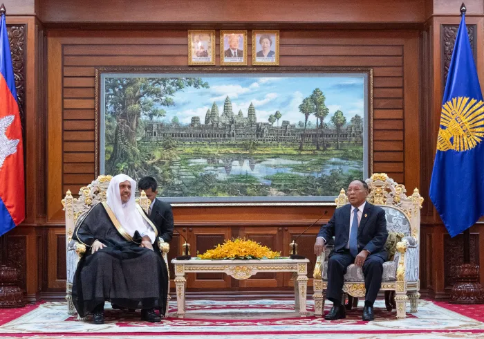 Le Parlement cambodgien a reçu Mohammad Alissa qui a été félicité par son président Mr Rin pour ses efforts dans la promotion de l’harmonie à travers le monde ; il lui a également confirmé que la composante islamique est une composante cambodgienne à part entière
