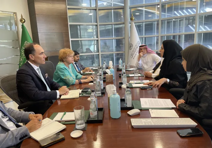 سام دشمنی کی نگرانی اور انسداد کے لئے امریکی خصوصی ایلچی سفیرہ ڈیبورا لپسٹڈٹ نے رابطہ کے ریاض مکتب کا دورہ کیا