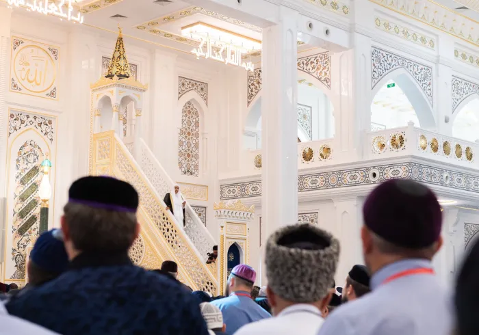 Le Président tchétchène Ramzan Kadyrov demande au D.Mohammad Alissa de faire le sermon du Vendredi dans la plus grande mosquée d’Europe après son inauguration officielle en présence de rois, de présidents de pays musulmans de savants et de ministres.
