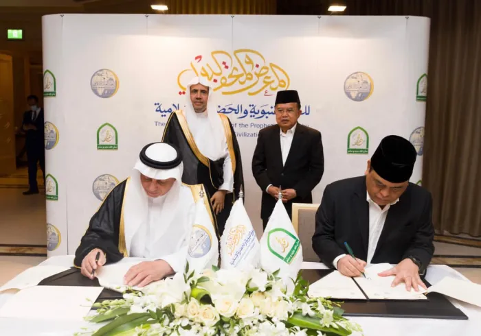 بحضور د.العيسى ودولة نائب الرئيس الإندونيسي السابق  التوقيع على اتفاقية اطلاق متاحف ومعارض السيرة النبوية في إندونيسيا