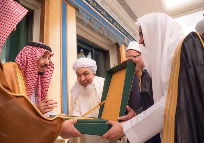 خادم الحرمين الشريفين عند استلامه ⁧وثيقة مكة المكرمة