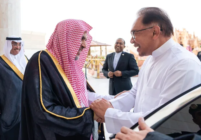 في منزل معاليه بمكة المكرمة: ‏دولة رئيس الوزراء بماليزيا السيد: أنور إبراهيم يزور عصر اليوم معالي الأمين العام الشيخ د. محمد العيسى