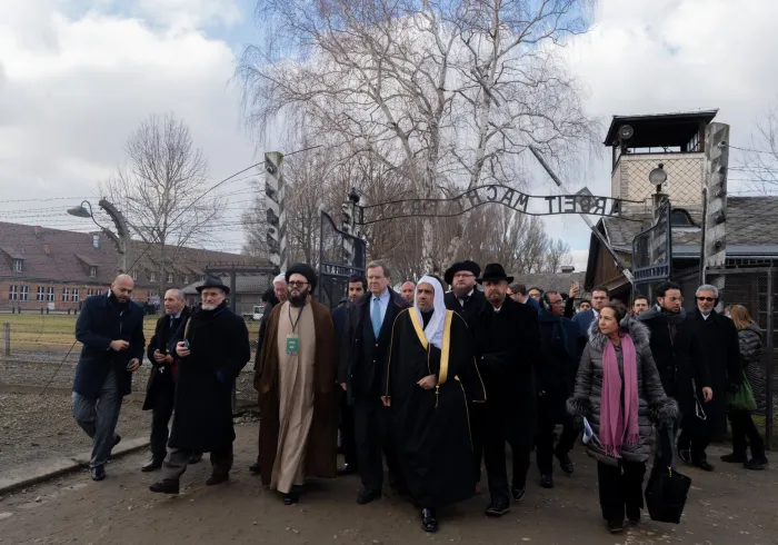 En janvier dernier, MohammadAlissa est devenu le plus haut dirigeant musulman à visiter Auschwitz en commémoration du 75e anniversaire de la libération des camps. La LIM est fermement résolue à combattre l’antisémitisme et le négationnisme.