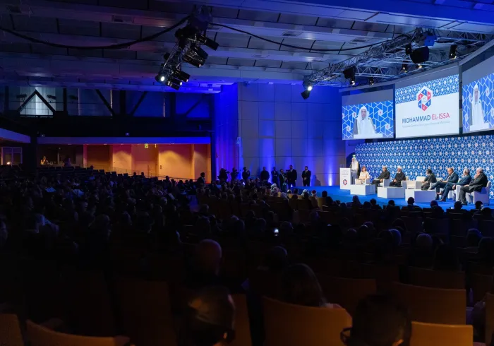 بشراكةٍ فرنسيةٍ ووسط ترحيبٍ كبيرٍ من النُّخب الفرنسية بمُختلف مستوياتها الدينية والسياسية والفكرية ⁧رابطة العالم الإسلامي⁩ في ⁧باريس⁩ لتعزيز سِلْم المجتمعات في بلدان التنوع الديني والإثني