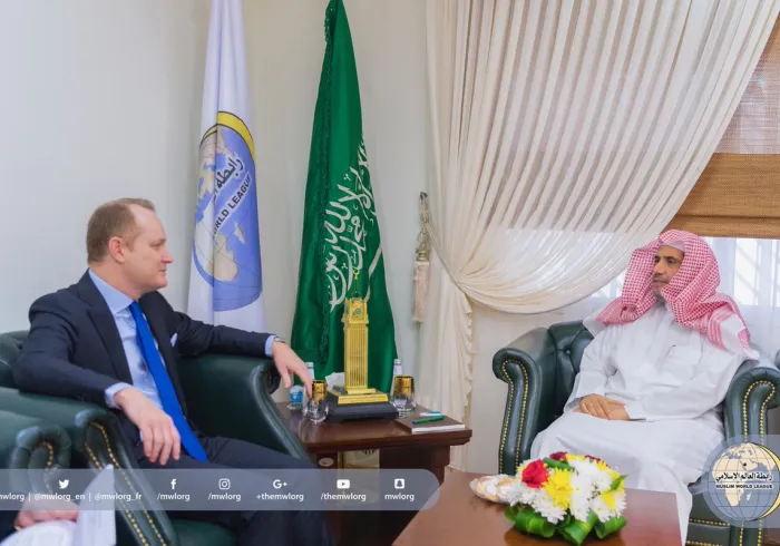 معالي الأمين العام ملتقياً ظهر اليوم رئيس القسم السياسي بالسفارة الأمريكية بالرياض السيد جون غودفري والوفد المرافق له