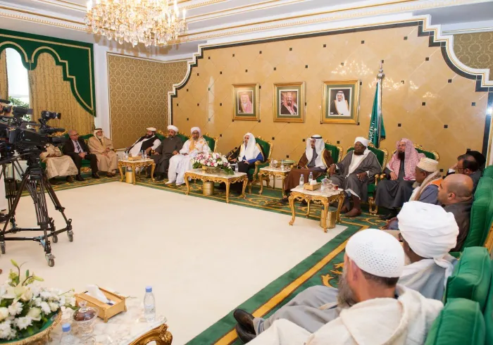 Le SG recevant les invités du festival national : Notre slogan (L'Islam pour tous), et Luttons contre (l'islamophobie) avec douceur.