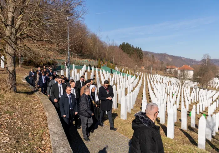 Ces jours-ci marquent les 25 ans du terrible génocide de  Srebrenica en Bosnie-Herzégovine; dans l’esprit du devoir de solidarité islamique le SG de la LIM MohammadAlissa a visité, à la tête d'une délégation de Oulémas, le lieu du massacre.