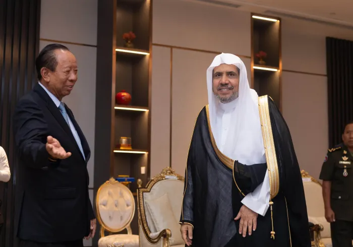 Dans le cadre des rencontres officielles avec les responsables cambodgiens,  Mohammad Alissa rencontre Tea Bain le Vice-Premier ministre et Ministre de La Défense nationale pour traiter de la lutte contre le choc  des civilisation.