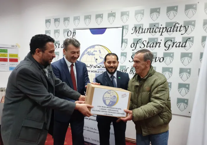 رابطة العالم الإسلامي توزع سلالاً غذائية على المحتاجين في سراييفو بجمهورية البوسنة والهرسك، بالتعاون مع الجهات الحكومية وحضور رئيس بلدية ستاري