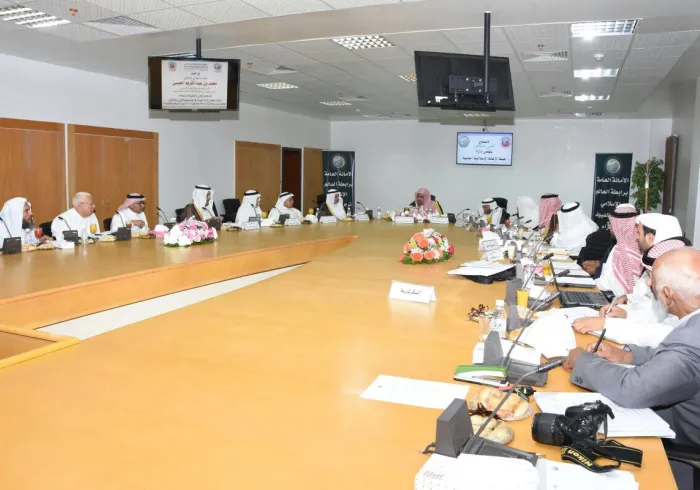 Le Secrétaire Général présidant cette nuit la réunion d'administration de l'OMSI au siège de la Ligue à La Mecque.