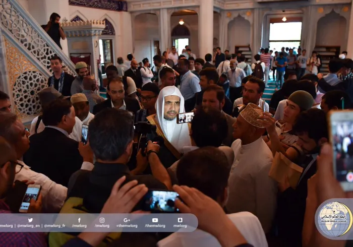 Le SG donnant des recommandations sur les réseaux sociaux aux minorités islamiques dans une mosquée à Tokyo