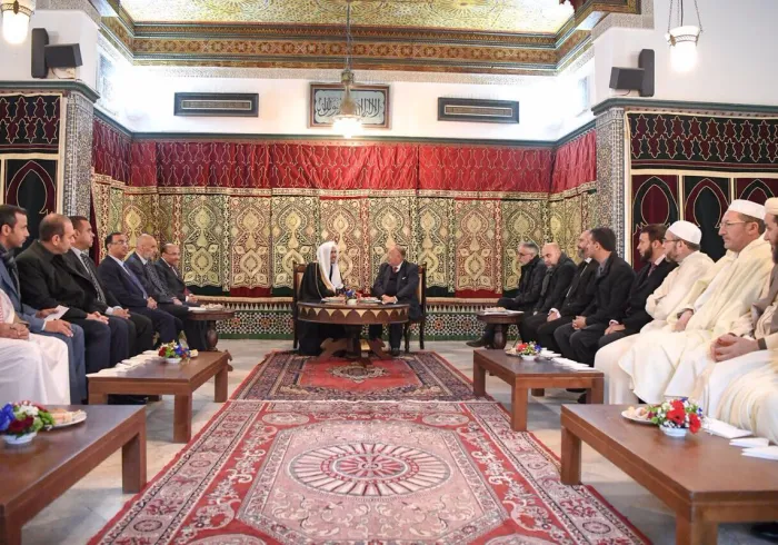 Le SG avec M. Boubakeur, recteur de la mosquée de Paris, des savants et penseurs durant sa visite où il a fait une allocution sur la modération dans l'Islam