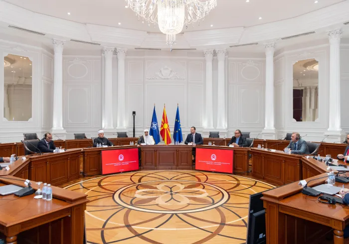 مذہبی جماعات اور گروہوں کے ساتھ روابط کے لئے حکومتی کمیٹی نے شمالی مقدونیہ کے دار الحکومت میں اپنے مرکزی دفتر میں عزت مآب شیخ ڈاکٹر ‫محمد العیسی‬ کا پُرجوش استقبال کیا