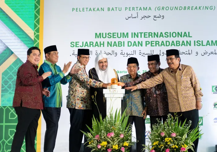 En présence d’invités du monde entier le Secrétaire général et le Vice-Président indonésien posent la première pierre de la succursale du musée sur la vie du Prophète et la civilisation islamique à Jakarta, dont le siège principal est à Médine. Le musée sur la vie du Prophète et la civilisation islamique s’étend sur 60 milles mêtres carrés avec des jardins de 140 milles mêtres carrés, dans la région touristique la plus importante de Jakarta; 18 millions de visiteurs par an sont attendus.