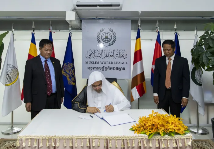 At the Islamic Center in Phnom Penh, Cambodian Islamic leaders commended Dr. Mohammad Alissa’s efforts promoting religious harmony in diverse societies, an undertaking that has helped Muslim minorities there.