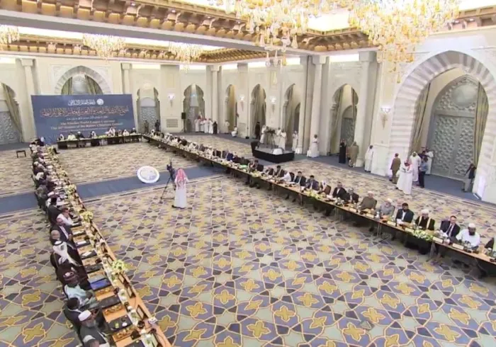 Les Savants Musulmans Mecque lancent dans le cadre de la réunion du Haut-Conseil de la Ligue islamique mondiale « le prix du Conseil de la jurisprudence islamique » et celui de « la Charte de La Mecque ».