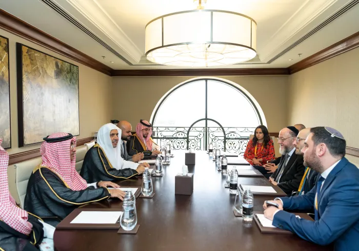 ابو ظہبی امن فورم میں شرکت کے موقع پر: شیخ ڈاکٹر محمد العيسى  نے برطانیہ اور دولت مشترکہ کے چیف ربی جناب افرائیم میرویس اور ان کے ہمراہ وفد سے ملاقات کی۔