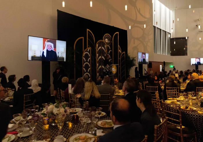 جلالتمآب دبیرکل در یک سخنرانی "تلویزیونی" در برجسته ترین گردهمایی های غربی موسسات رسانه ای و فیلمسازان در مرکز کندی در واشنگتن.