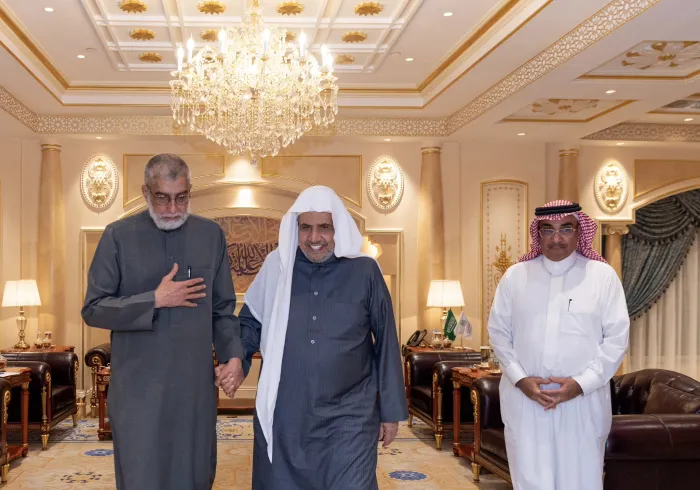 Yang Mulia Sekretaris Jenderal bertemu di kantornya di Makkah Al-Mukarramah Sir Iqbal Sacrani