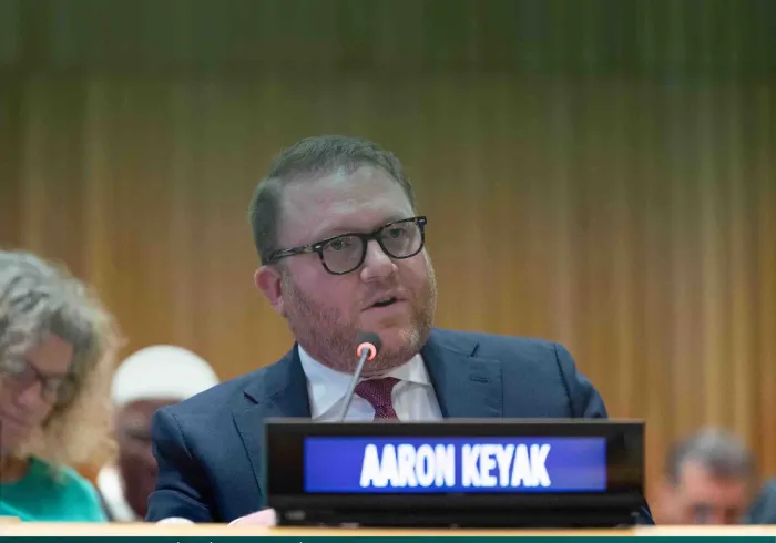 Extraits du discours de  Aaron Keyak lors du lancement de l’initiative de la Ligue islamique mondiale pour “construire des ponts de compréhension et de paix entre l’Orient et l’Occident “ depuis le siège des Nations Unies à New York