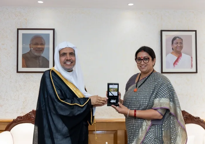 Yang Mulia Menteri Urusan Minoritas Pemerintah India, Ny. Smriti Zubin Irani menerima Yang Mulia Sekretaris Jenderal LMD, Ketua Asosiasi Ulama Muslim, Syekh Dr. Mohammad Al-issa