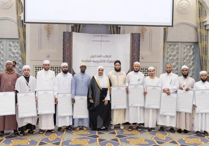 بیش از 5500 نفر از بانوان و آقایان  حافظ قرآن کریم ، كه از طریق "پایگاه قرائت الکترونیکی" و "مؤسسات قرآنی" وابسته به سازمان همبستگی جهان اسلام ، دارای سند جواز قرائت متصل به پیامبر گرامی ما (ص) هستند در، 78 کشور اسلامی  و به ویژه کشورهای رده اقلیت پراکنده