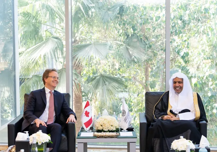 Yang Mulia Sekretaris Jenderal LMD, Ketua Asosiasi Ulama Muslim, Syekh Dr.Mohammad Al-issa bertemu dengan Yang Mulia Duta Besar Kanada untuk Kerajaan Arab Saudi, Tn. Jean Philippe Linteau, di kantor LMD di Riyadh.