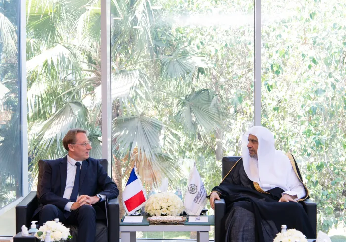 ‏Yang Mulia Sekretaris Jenderal, Ketua Asosiasi Ulama Muslim, Syekh Dr. Mohammed Al-Issa  menerima di kantornya di Riyadh, Duta Besar Republik Prancis untuk Kerajaan Arab Saudi