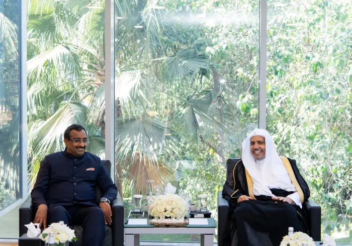 ‏Yang Mulia Sekretaris Jenderal, Ketua Asosiasi Ulama Muslim, Syekh Dr. Mohammed Al-Issa menerima Direktur Yayasan India, Tn. Ram Madhav