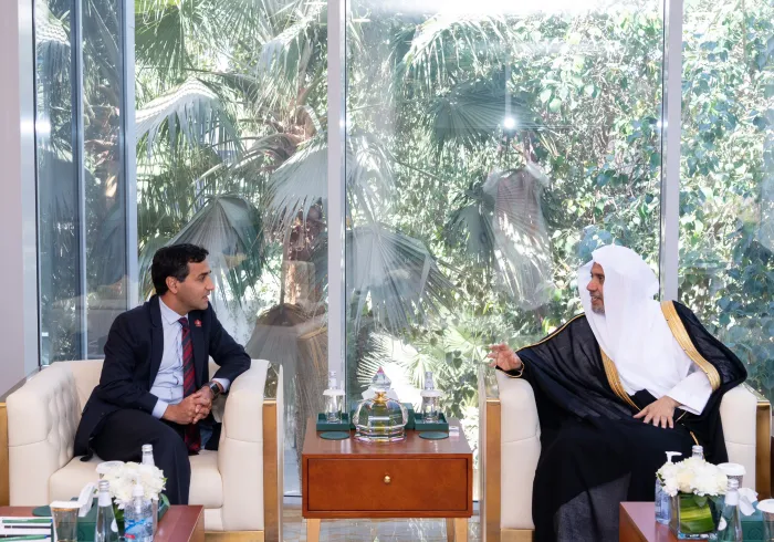 Yang Mulia Sekretaris Jenderal LMD, Ketua Asosiasi Ulama Muslim, Syekh Dr. Mohammed Al-issa , bertemu di kantornya di Riyadh dengan Yang Mulia Anggota Parlemen Inggris, Tuan Rehman Chishti