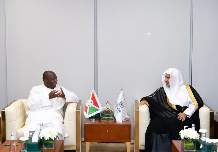 Yang Mulia Presiden Republik Burundi, Tuan Évariste Ndayishimiye, mengunjungi Liga Muslim Dunia di kantornya di Riyadh