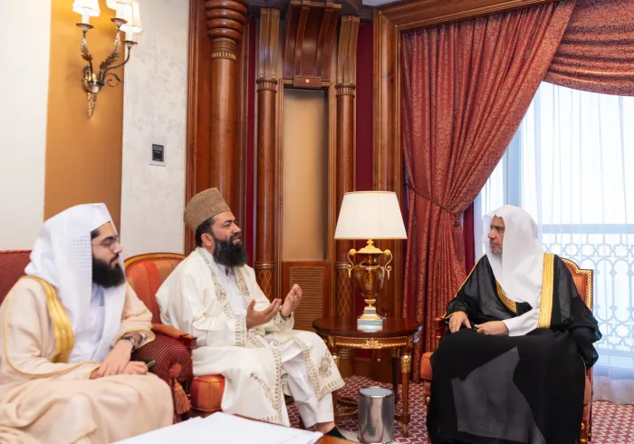 Yang Mulia Sekretaris Jenderal LMD, Ketua Asosiasi Ulama Muslim, Syekh Dr.Mohammed Al-Issa bertemu di kantornya dengan Yang Mulia Imam Besar, Ketua Organisasi Imam