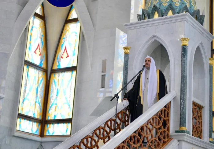 En présence de savants et de nombreux serviteurs le D. Mohammad Alissa fait le sermon de la prière du Vendredi à la grande mosquée de Kazan