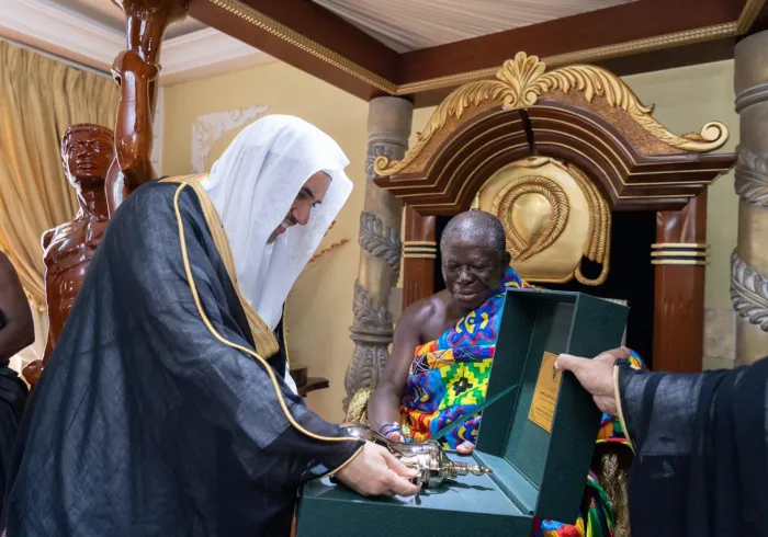 عزت مآب شیخ ڈاکٹر محمد العیسی، گھانا کے صوبہ ماسی کے دورہ کے موقع پر اشانتی قوم کے سربراہ سے ملاقات كررہے ہیں۔