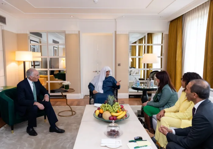 جناب اقای حجت الاسلام د.محمد العيسى دبیر کل انجمن هیئت علمای مسلمان با فرماندهان آکادمی‌ مطالعات ولف دانشگاه کمبریج در بريتانيا ديدار نمود. 